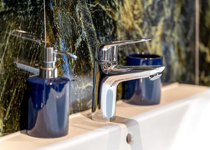 Magic Blue In Downtown Budapesta